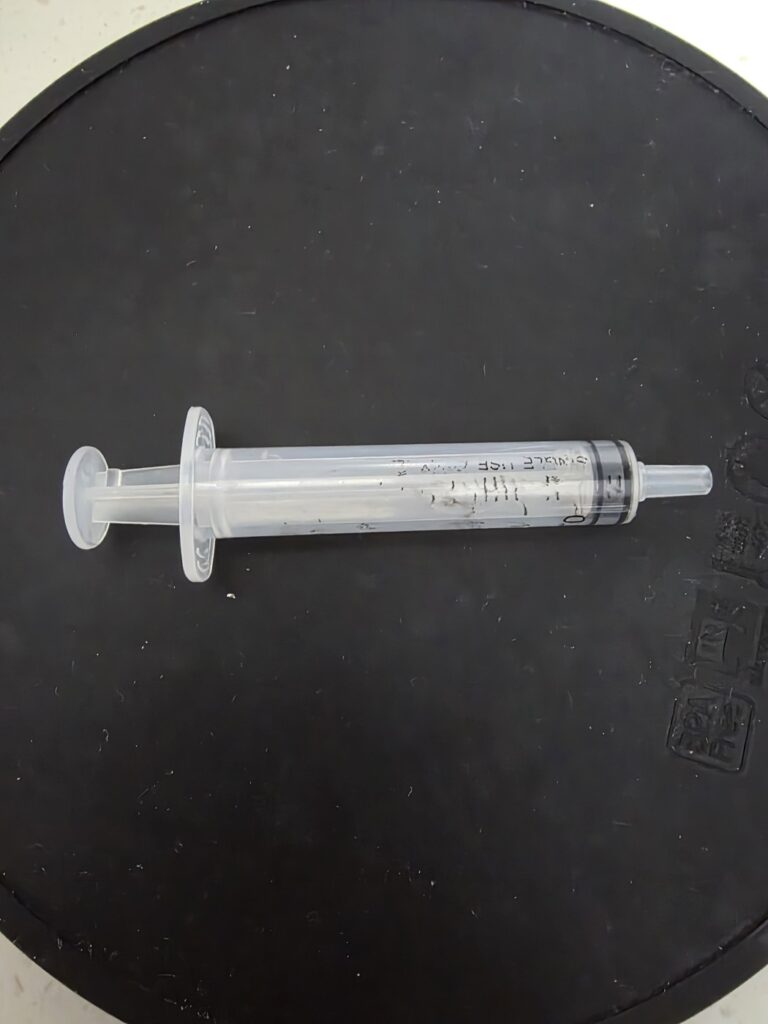강아지 약 먹이는 법 3가지, 주사기·알약 투여기·투약 보조제 실전 비교 강아지 약 먹이는 주사기, 가루약을 물에 개어 급여